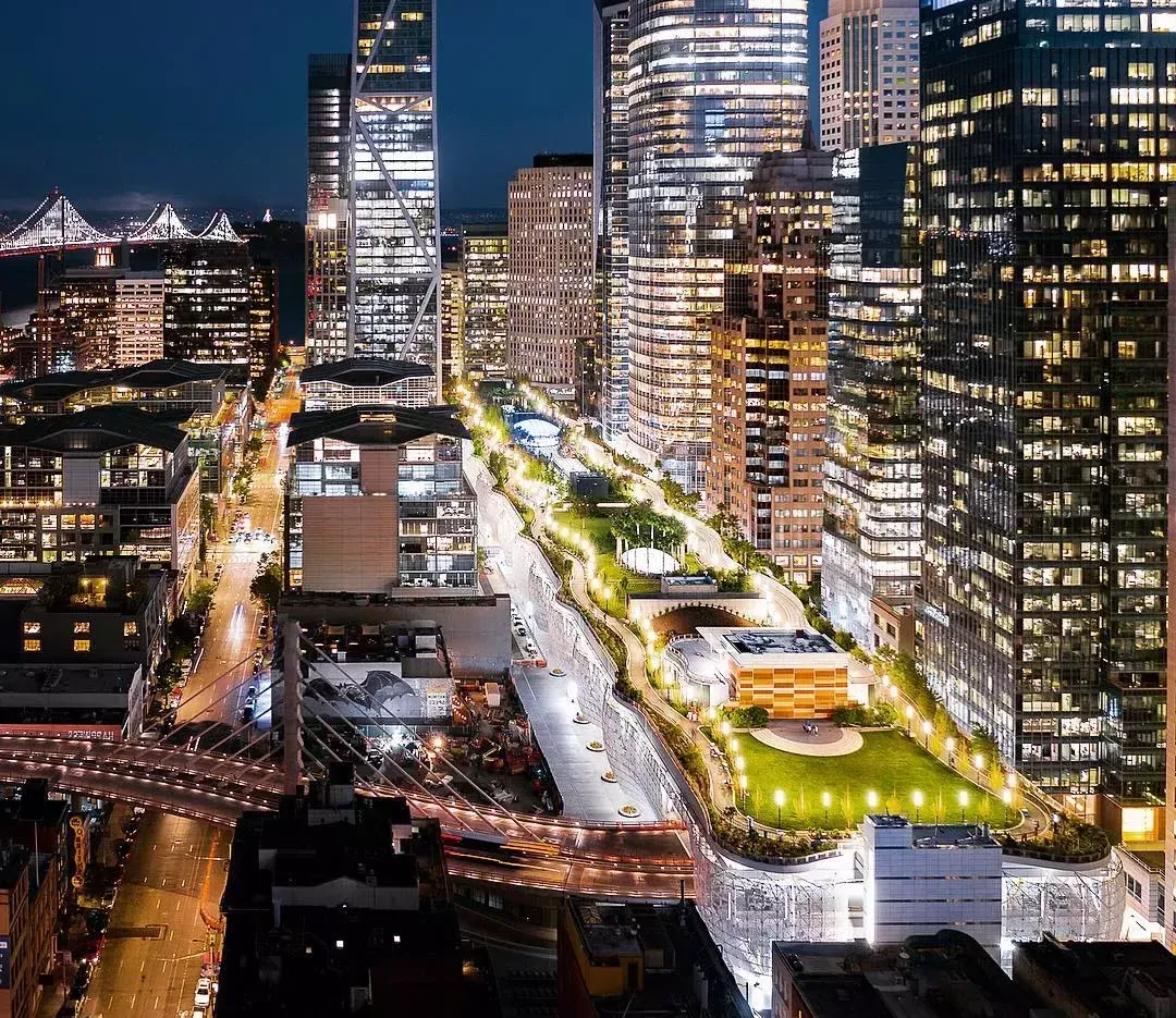 Der Salesforce Park in San Francisco ist nachts beleuchtet.