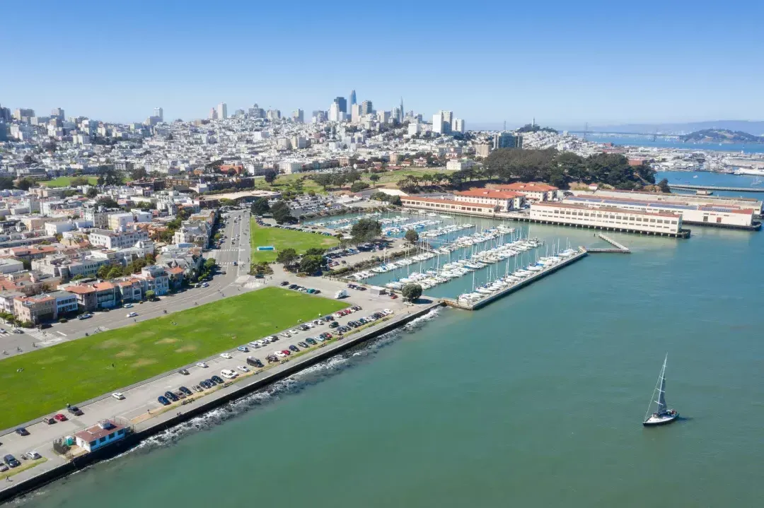 Vue aérienne de Fort Mason avec la ligne d'horizon de San Francisco au loin.